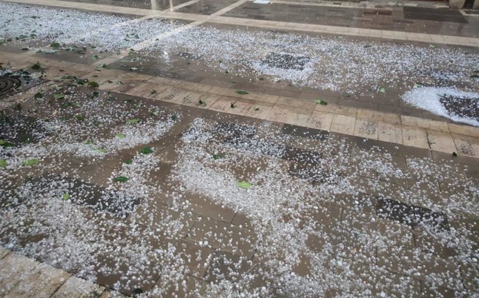 Archivo - Granizo en València en imagen de archivo