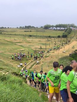 Unas 850 personas recorren la costa de Santander para apoyar a los pacientes de ELA