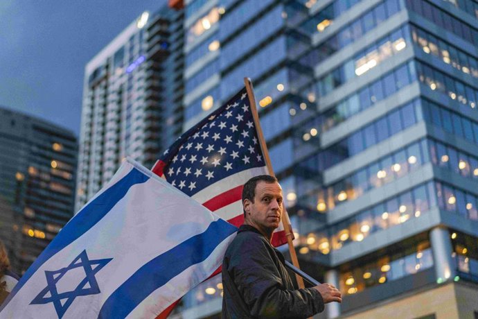 Archivo - 10 October 2023, US, Bellevue: A demonstrators holds Israeli and American flags during a Pro-Israel demonstration in Bellevue. Photo: Chin Hei Leung/SOPA Images via ZUMA Press Wire/dpa