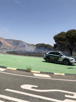 Un vehículo de la Guardia Civil en el lugar del incendio.