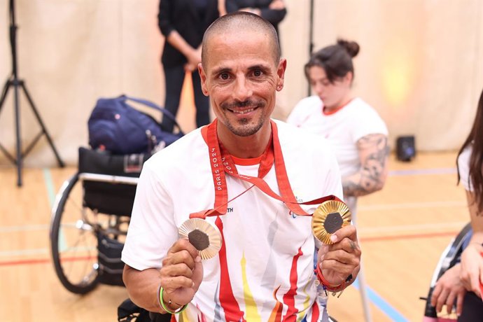 Archivo - Sergio Garrote poses for photo during act of gratitude to the institutions by the Spanish Paralympic Team Paris 2024 at CSD building on September 10, 2024, in Madrid, Spain.