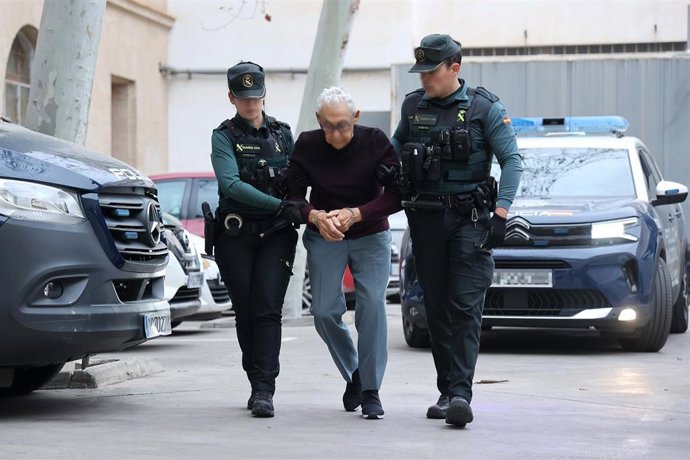 Archivo - El anciano de 82 años que el pasado mes de marzo mató a su mujer de 79, durante el momento de su pase a disposición judicial junto a dos agentes de la Guardia Civil. Archivo.