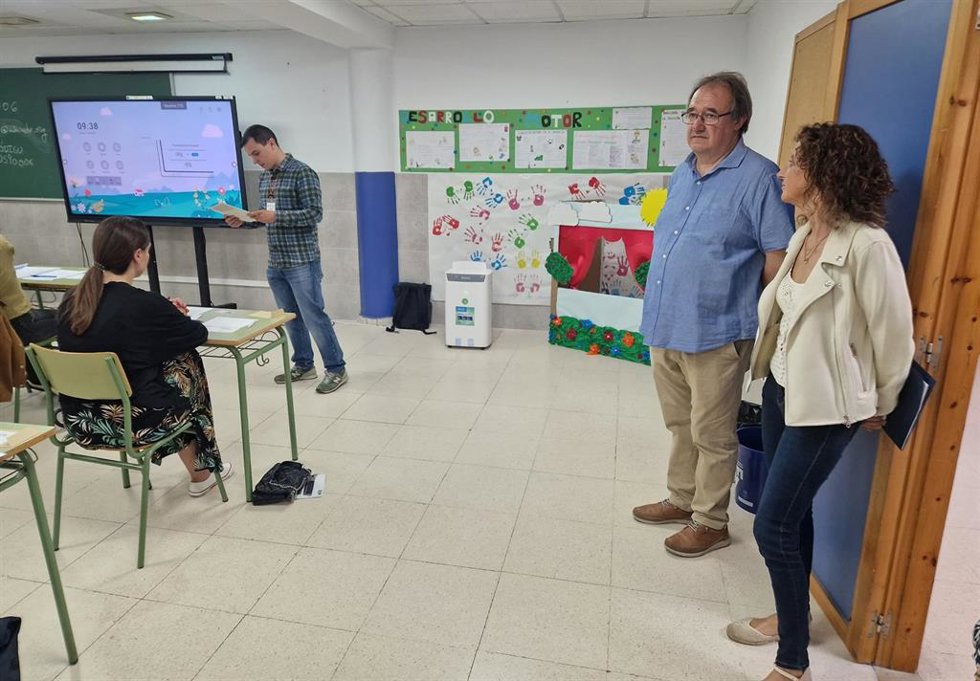 La consejera de Educación, Eva Ledo,  a la derecha