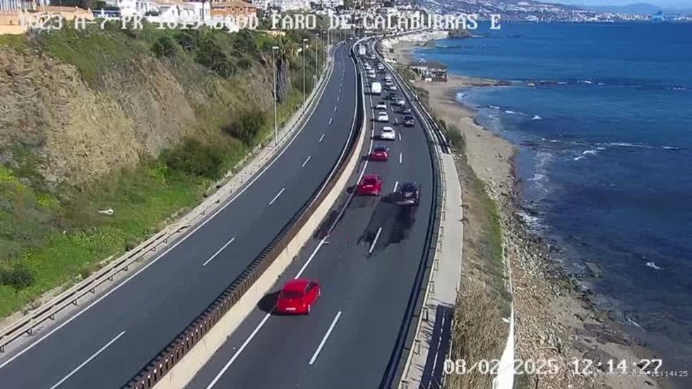 Archivo - Imagen de la autovía A-7 a su paso por la zona del faro de Calaburras, en Mijas.