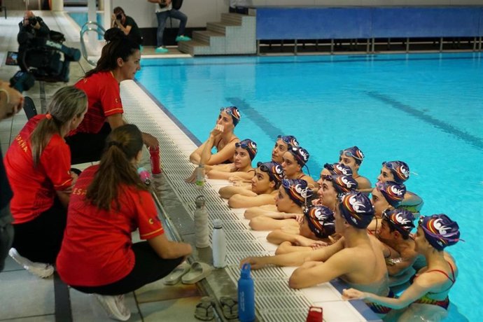 Andrea Fuentes y su 'staff' técnico, dando instrucciones al equipo nacional en el CAR de Sant Cugat.