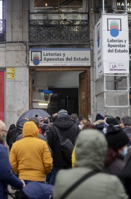 Archivo - Varias personas hacen cola en la Administración de Loterías 'El jorobado de la suerte', a 7 de diciembre de 2021, en Madrid (España). 