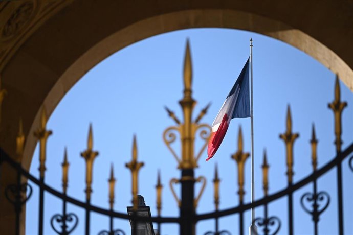 Archivo - Bandera de Francia en París (archivo)