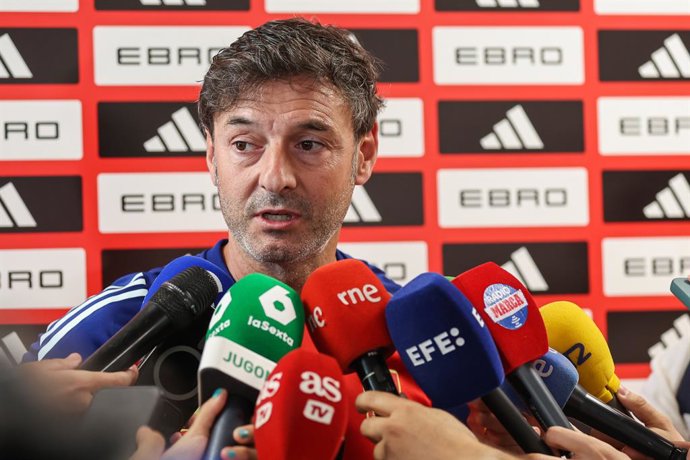 O técnico da seleção sub-21, Santi Denia, fala com a mídia na Ciudad del Fútbol, em Las Rozas.