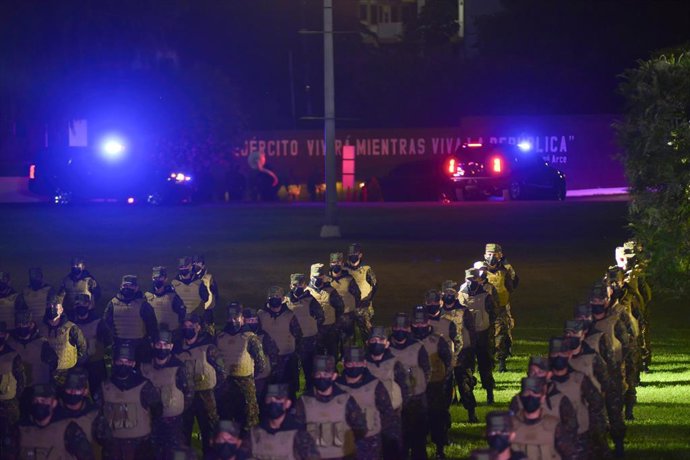 Archivo - July 19, 2021, San Salvador, El Salvador: Soldiers stand alert while holding formation as they take part in the event..El Salvador's President Nayib Bukele addressed army members as he announces the incorporation of 1046 new soldiers into the co