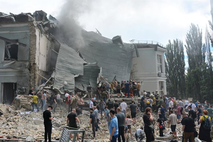 Archivo - Arquivo - 8 de julho de 2024, Kiev, Ucrânia: Pessoas procuram por vítimas depois que o exército russo lançou um ataque com foguete contra a clínica infantil "Ohmatdyt". Pela manhã, o exército russo realizou um ataque com mísseis em massa contra 