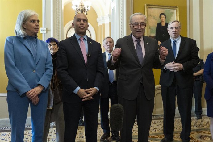 Archivo - Los líderes demócratas en el Congreso, Chuck Schumer y Hakeem Jeffries, en rueda de prensa