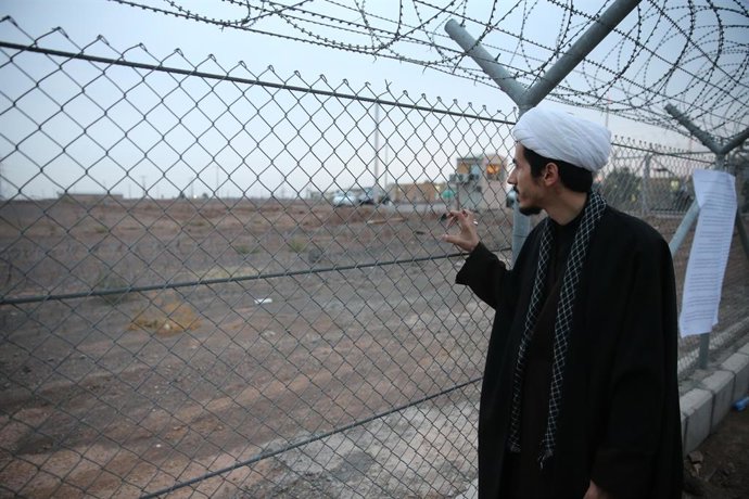 Archivo - November 18, 2012, Gom, , Iran: A group of students have gathered in front of the Fordow nuclear site in protest against the assassination of Iran's nuclear knowledge