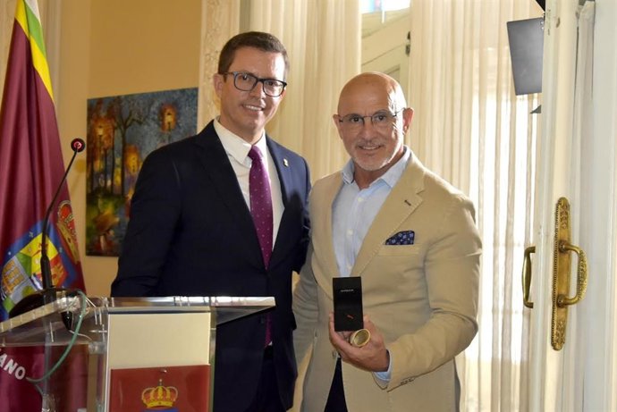 Luis de la Fuente recibe la 'guindilla de oro' del Centro Riojano de Madrid