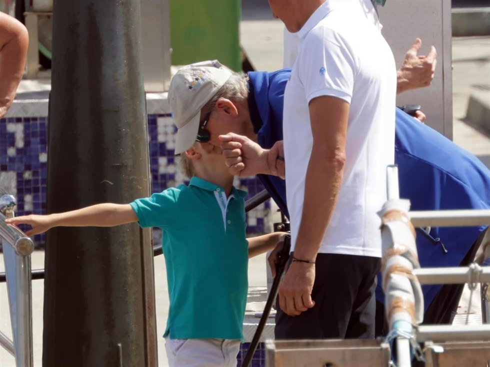 El rey Juan Carlos y Carlitos Zurita en el puerto a 21 de junio de 2025, en Sanxenxo (Galicia, España).