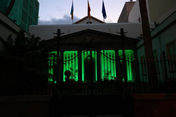 El Parlamento de Canarias se ilumina de verde por el Día Mundial de la lucha contra la ELA