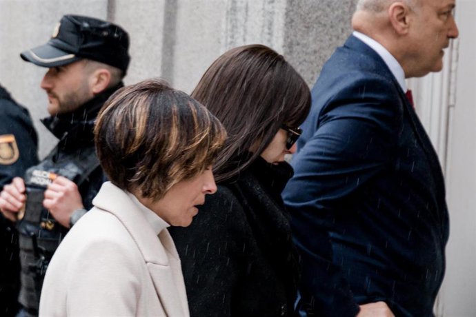 Archivo - La expareja del exministro José Luis Ábalos, Jésica Rodríguez (centro), a su llegada al Tribunal Supremo, a 27 de febrero de 2025, en Madrid (España). 