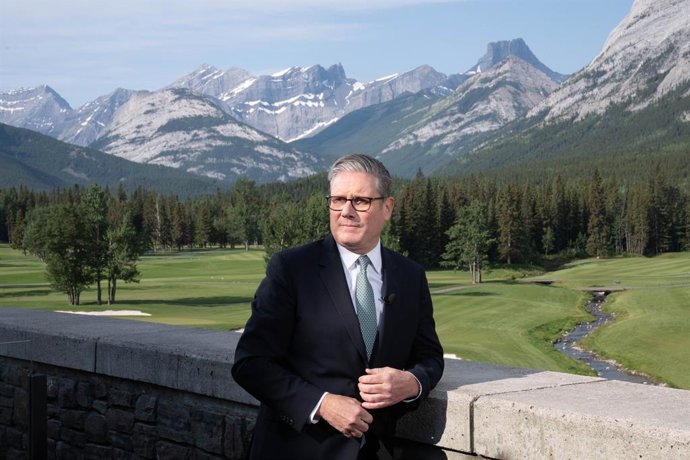 17 de junho de 2025, Canadá, Kananaskis: O primeiro-ministro britânico Keir Starmer conduzindo entrevistas à mídia durante a cúpula do G7 em Kananaskis. Foto: Stefan Rousseau/PA Wire/dpa
