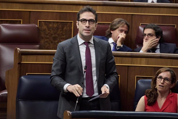 El ministro de Economía, Carlos Cuerpo, interviene durante una sesión de control al Gobierno, en el Congreso de los Diputados, a 18 de junio de 2025, en Madrid (España). 