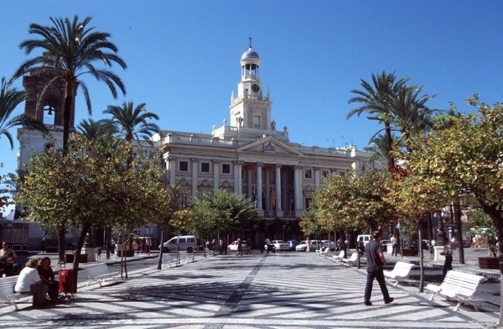 Archivo - Imagen de archivo de la fachada del Ayuntamiento de Cádiz.