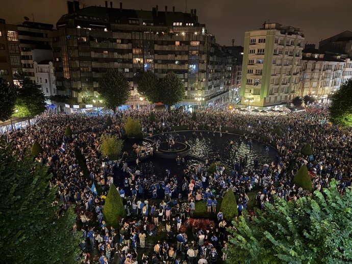 Aficionados del Real Oviedo, celebrando el ascenso a Primera tras el partido contra el CD Mirandés