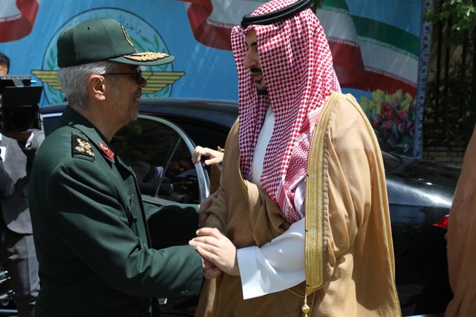 Archivo - Arquivo - 17 de abril de 2025, Teerã, Irã: O chefe do Estado-Maior das Forças Armadas do Irã, general MOHAMMAD HOSSEIN BAGHERI (à esquerda), e o ministro da Defesa saudita, KHALID BIN SALMAN AL SAUD (à direita), durante cerimônia de boas-vindas 