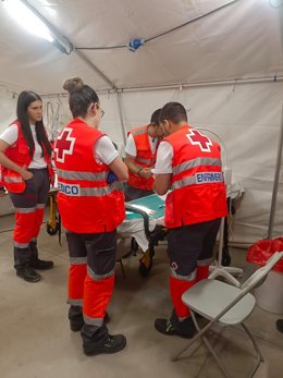 Efectivos de Cruz Roja desplegados durante la noche del sábado en la Feria de Badajoz