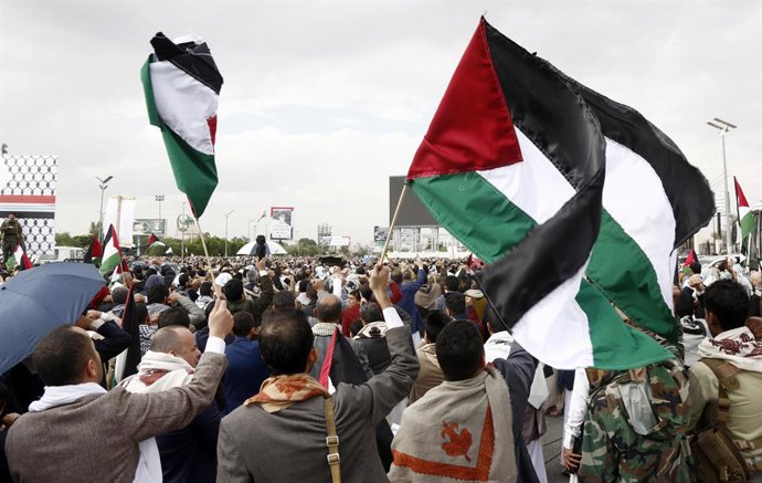 Archivo - SANAA, March 29, 2025  -- People shout slogans as they take part in a demonstration to protest the U.S. airstrikes on Yemen, in Sanaa, Yemen, March 28, 2025. The U.S. military launched 26 fresh airstrikes on Yemen's capital Sanaa and other provi