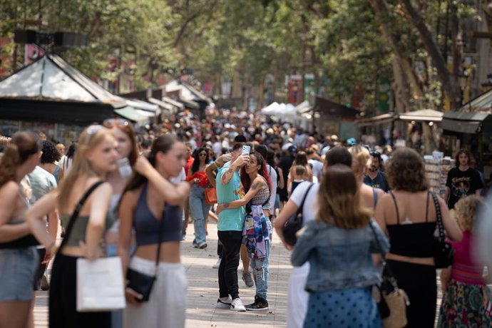 Archivo - Diverses persones passegen per les Rambles (Barcelona) 