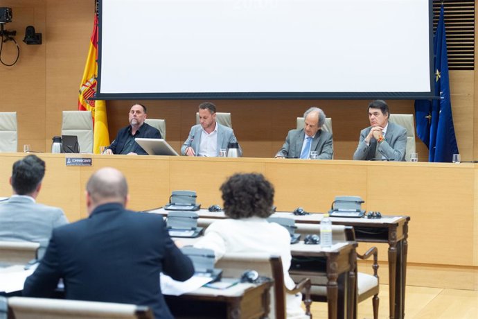 Archivo - El presidente de ERC y exvicepresidente de la Generalitat de Catalunya, Oriol Junqueras (i), comparece en la Comisión de Investigación sobre la ‘Operación Cataluña’, en el Congreso de los Diputados, a 19 de mayo de 2025, en Madrid (España). La C