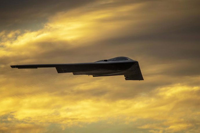 Archivo - November 15, 2022 - Luke Air Force Base, Arizona, USA - A U.S. Air Force B-2 Spirit bomber assigned to the 509th Bomb Wing, Whiteman Air Force Base, Missouri, flies over Luke Air Force Base, Arizona, November. 15, 2022. Two bombers participated 