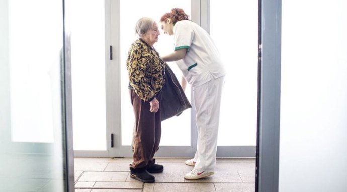 Ayudas a personas mayores.