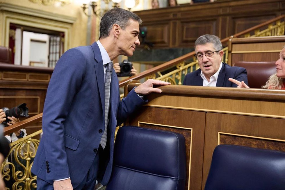El presidente del Gobierno, Pedro Sánchez (i) y el portavoz del PSOE en el Congreso, Patxi López (d), durante una sesión de control al Gobierno, en el Congreso de los Diputados