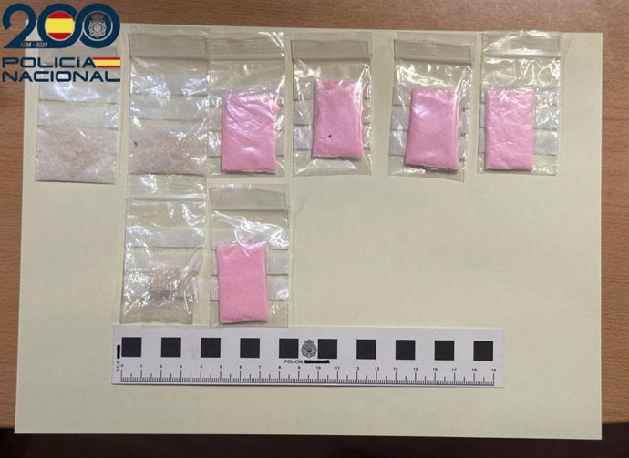 Bolsitas de varias sustancias estupefacientes incautadas por la Policía al detenido por un delito de tráfico de drogas en una zona de ocio nocturno de Palma
