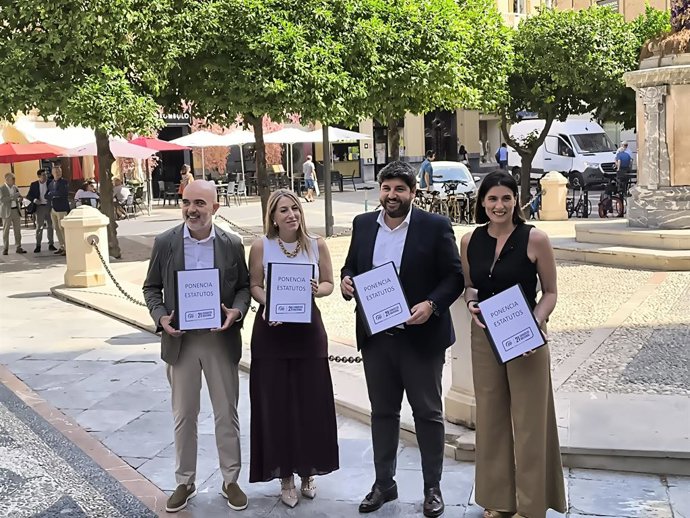 Da esquerda para a direita, o porta-voz do PP no Conselho Municipal de Barcelona, Dani Sirera; a presidente do Governo Regional de Extremadura, María Guardiola; o presidente da Região de Murcia, Fernando López Miras; e a prefeita de Santander, Gema Igual.