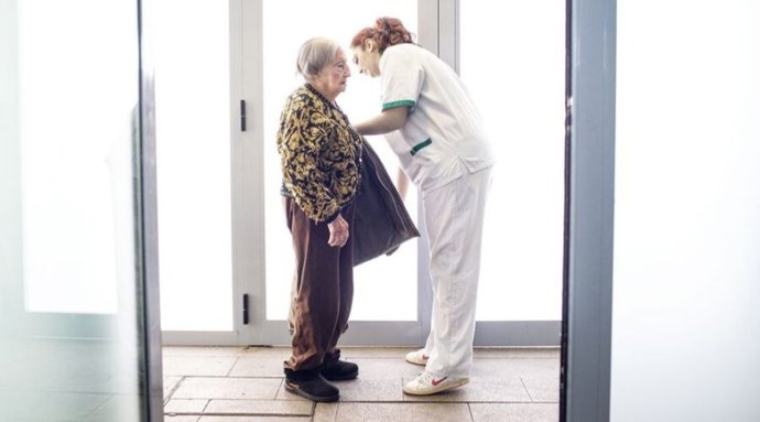 Imatge de recurs d'una cuidadora d'una persona gran