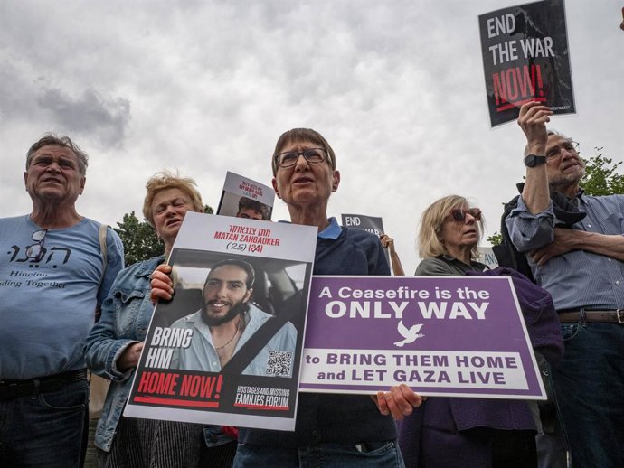 June 1, 2025, Washington, District Of Columbia, USA: Members of DCĂ•s Jewish community gather in front of the White House to call for an end of the war in Gaza, the return of all hostages, and humanitarian aid for the hungry in Gaza.
