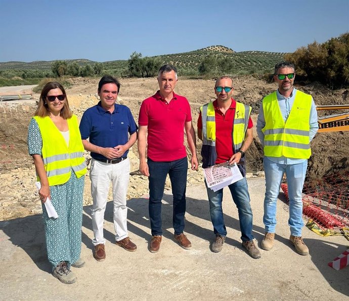 El diputado de Infraestructuras Municipales visita las obras que ya se están ejecutando en el vado inundable ubicado en el punto kilométrico 1,8 de esta vía, que une Porcuna y Cañete de las Torres