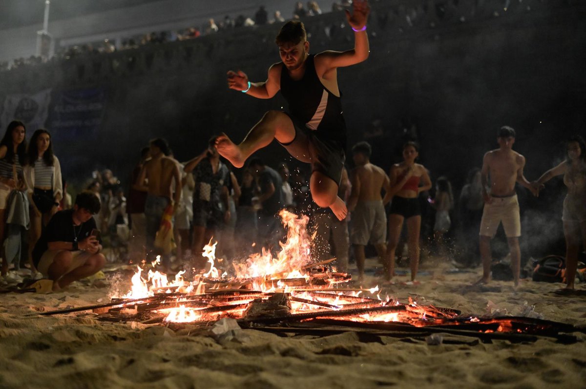 Galicia prepárase para San Xoán: Dispositivos especiais e toneladas de madeira para a noite máis máxica do ano