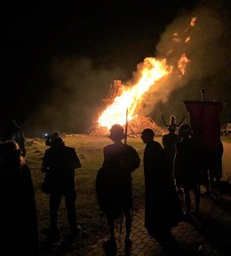 Archivo - Hoguera en la playa de San Juan de la Canal.-ARCHIVO