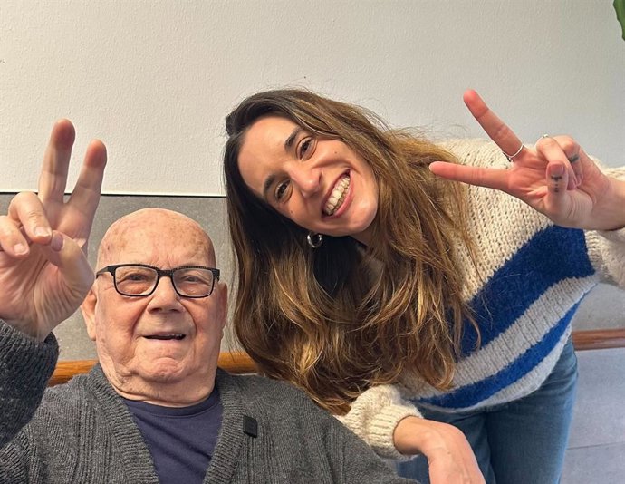 Una voluntaria de Adopta un abuelo con uno de los mayores participantes en el proyecto.