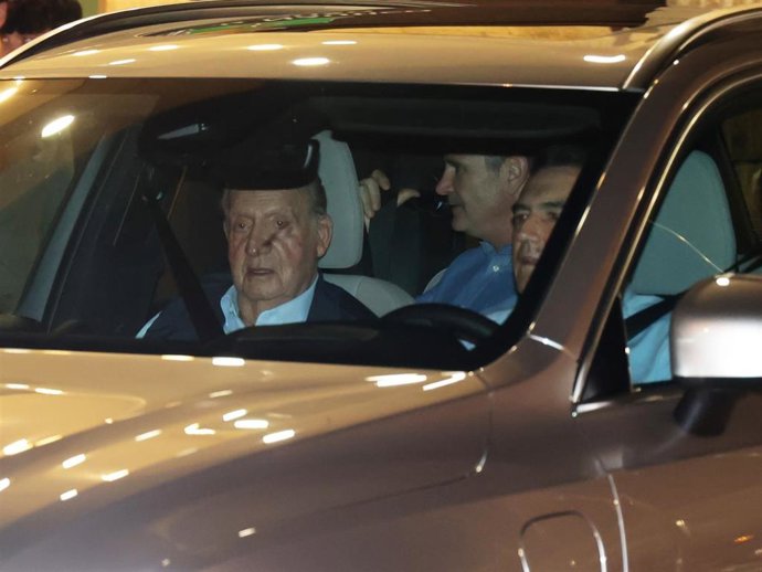 EL REY DON JUAN CARLOS I CENA EN EL REAL CLUB NÁUTICO CON LA FAMILIA ZURITA