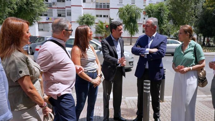 El alcalde de Sevilla, José Luis Sanz, en su visita a las obras en el barrio de Pino Montano.