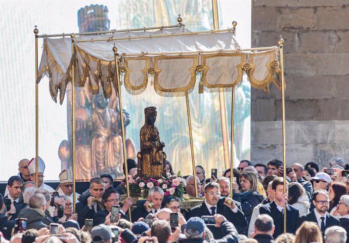 Archivo - Processó de la Moreneta durant la missa de Solemnitat de la Verge de Montserrat, al Monestir de Montserrat