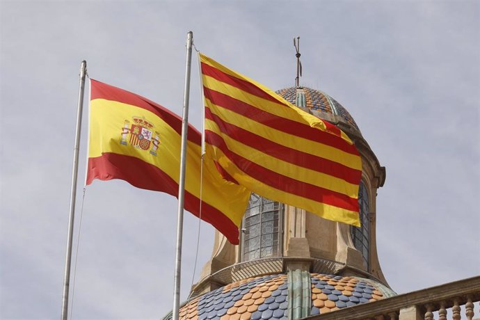 Archivo - Una bandera de España y otra de Cataluña, en la plaza de Sant Jaume de Barcelona. Archivo.