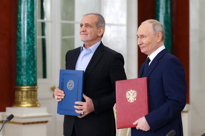 Archivo - Los presidentes de Rusia e Irán, Vladimir Putin y Masud Pezeskhian 