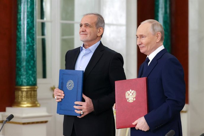 Archivo - January 18, 2025, Moscow, Russia: Russian President VLADIMIR PUTIN (R) and Iranian President MASOUD PEZESHKIAN (L) attend a signing ceremony for a partnership treaty to deepen their ties after their talks at the Kremlin in Moscow. The Iranian pr