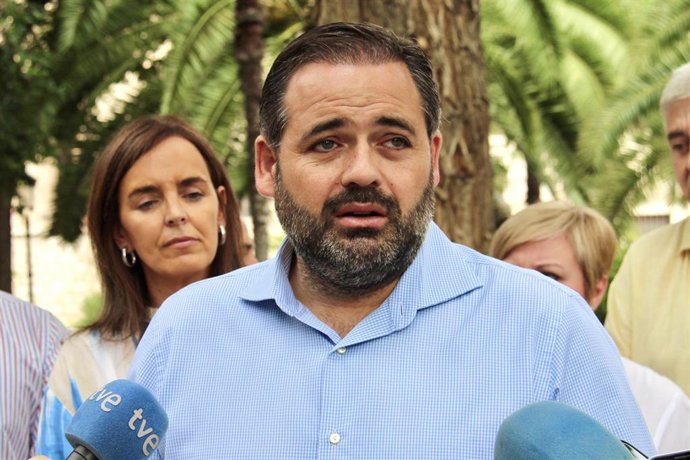 El presidente del PP de Castilla-La Mancha, Paco Núñez, junto a la vicesecretaria del PP, Carmen Fúnez.