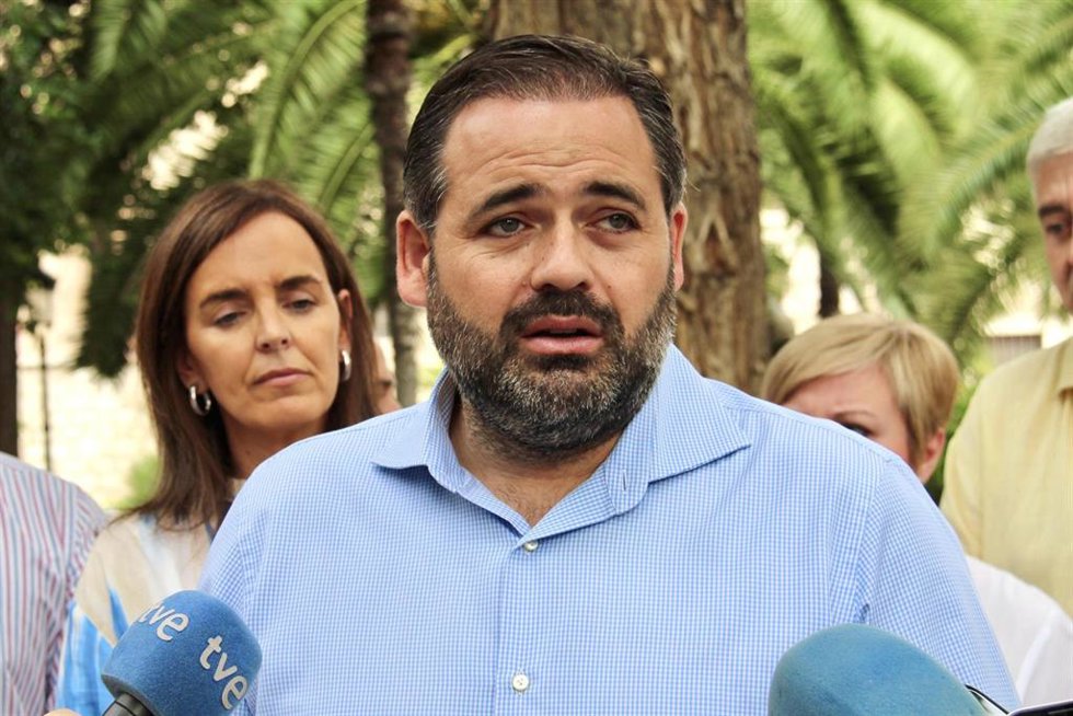 El presidente del PP de Castilla-La Mancha, Paco Núñez, junto a la vicesecretaria del PP, Carmen Fúnez.