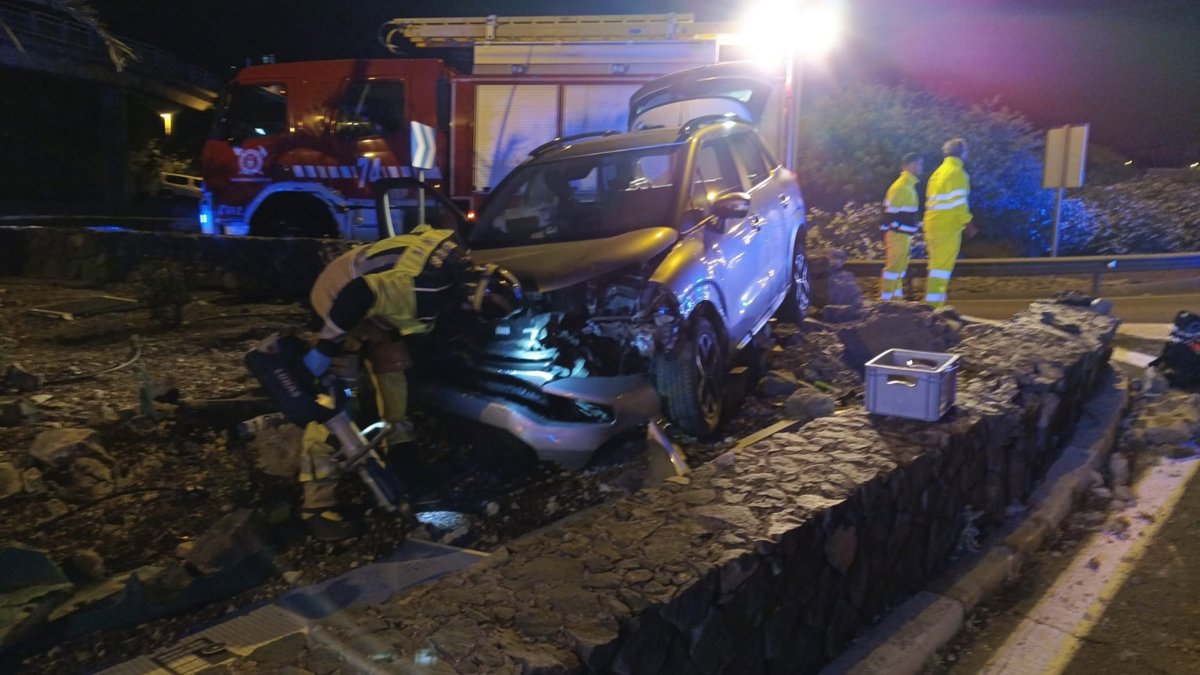 Cinco heridos tras la salida de vía de su turismo en la TF-5, a su paso por La Laguna (Tenerife)