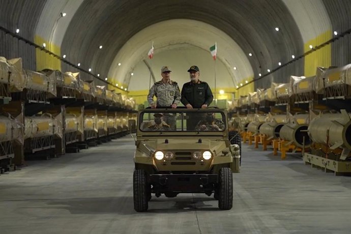Archivo - March 26, 2025, Undisclosed, Iran: The head of the Iranian Revolutionary Guards Corps (IRGC), HOSSEIN SALAMI (R), and the Chief of the General Staff of Iran's Armed Forces, General MOHAMMAD HOSSEIN BAGHERI (L), attend the unveiling ceremony of a